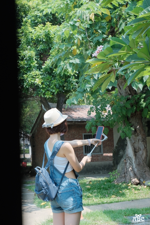 DJI OM 5 伸縮折疊式手機三軸穩定器|手機錄影APP推薦|開箱評價分享
