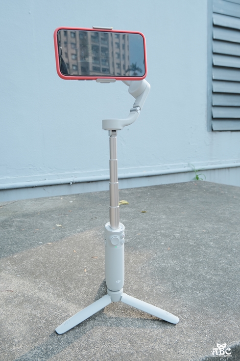 DJI OM 5 伸縮折疊式手機三軸穩定器|手機錄影APP推薦|開箱評價分享
