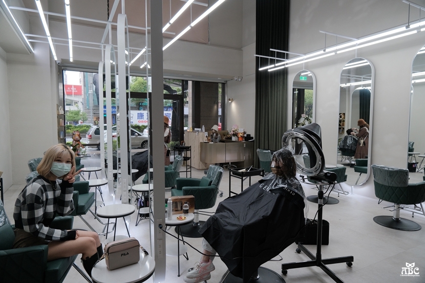 GENIC台中漢克娜娜店|香檳白金髮色|奶茶灰棕|混血髮色|煙燻拿鐵|韓星女團太妍LISA髮色