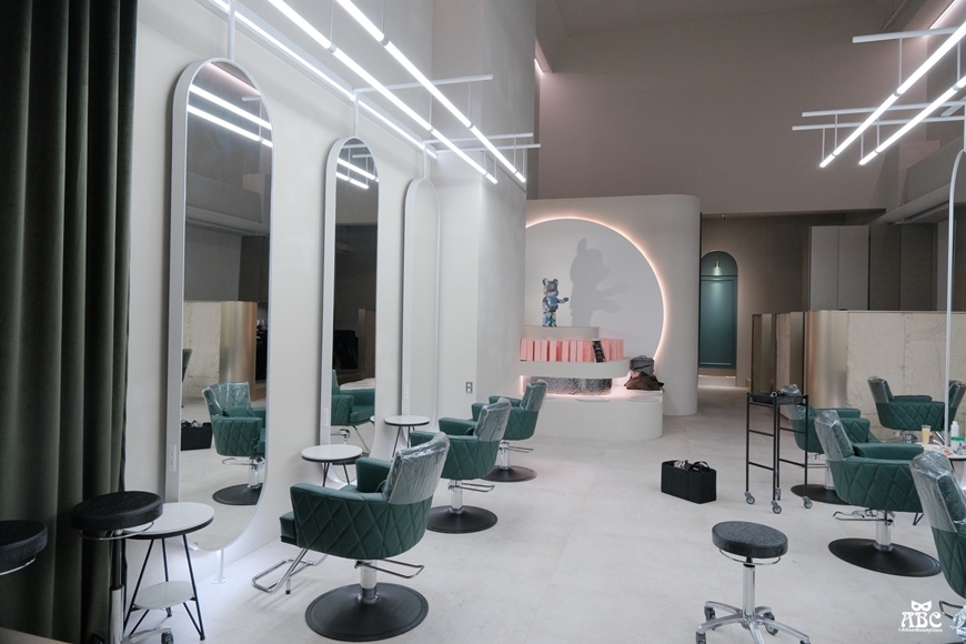 GENIC台中漢克娜娜店|香檳白金髮色|奶茶灰棕|混血髮色|煙燻拿鐵|韓星女團太妍LISA髮色