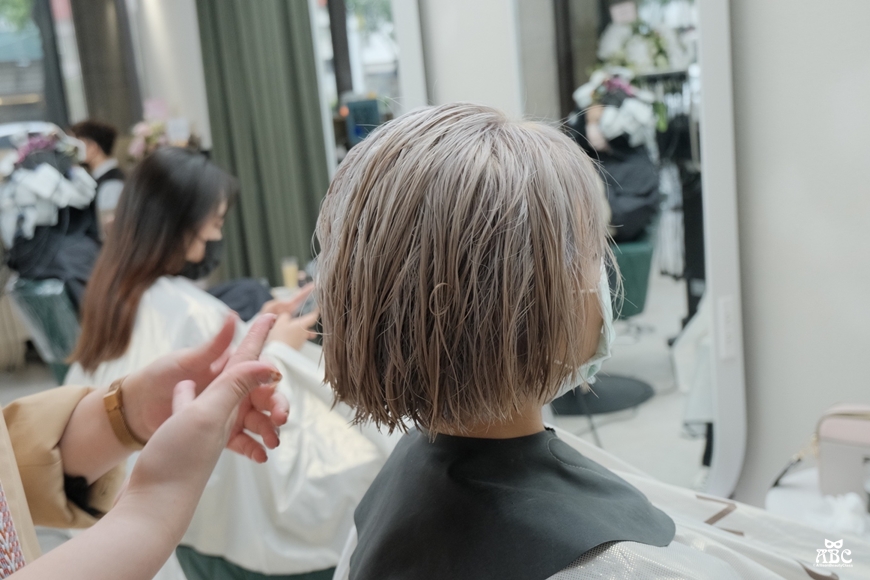 GENIC台中漢克娜娜店|香檳白金髮色|奶茶灰棕|混血髮色|煙燻拿鐵|韓星女團太妍LISA髮色