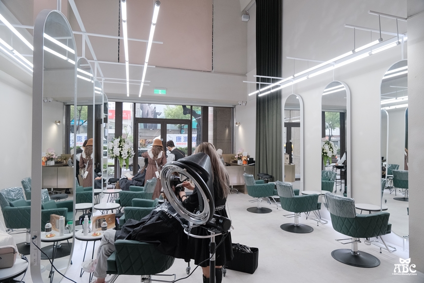 GENIC台中漢克娜娜店|香檳白金髮色|奶茶灰棕|混血髮色|煙燻拿鐵|韓星女團太妍LISA髮色