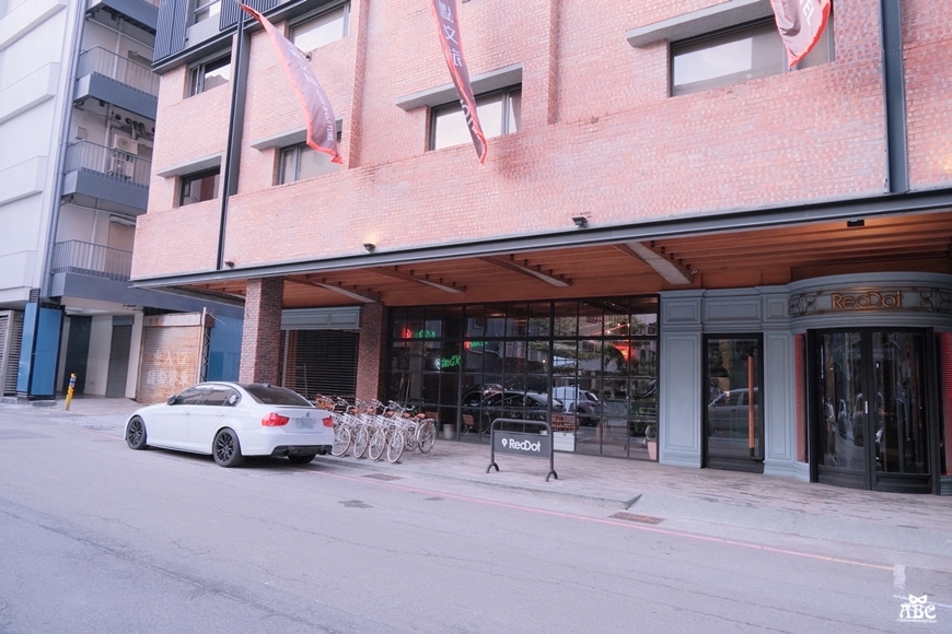 紅點文旅|台中住宿推薦|台中旅遊飯店停車位|溜滑梯|文青旅店|中華路夜市