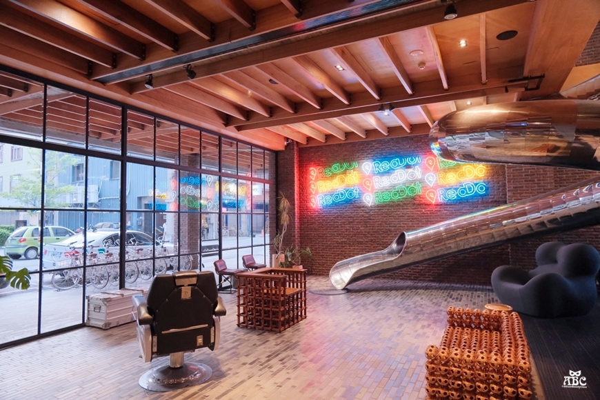 紅點文旅|台中住宿推薦|台中旅遊飯店停車位|溜滑梯|文青旅店|中華路夜市