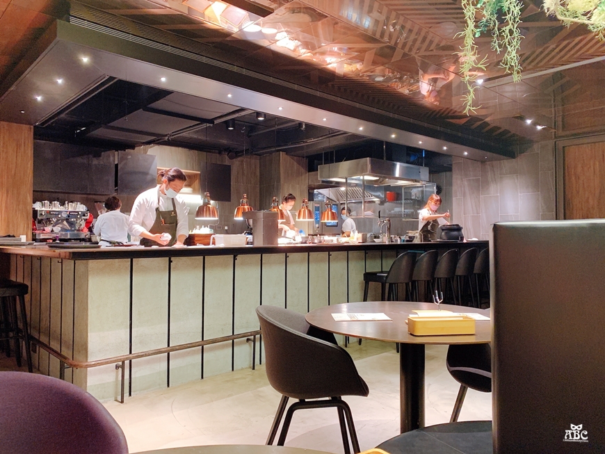 紅點文旅|台中住宿推薦|台中旅遊飯店停車位|溜滑梯|文青旅店|中華路夜市