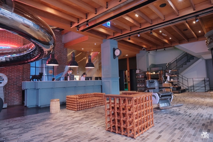 紅點文旅|台中住宿推薦|台中旅遊飯店停車位|溜滑梯|文青旅店|中華路夜市