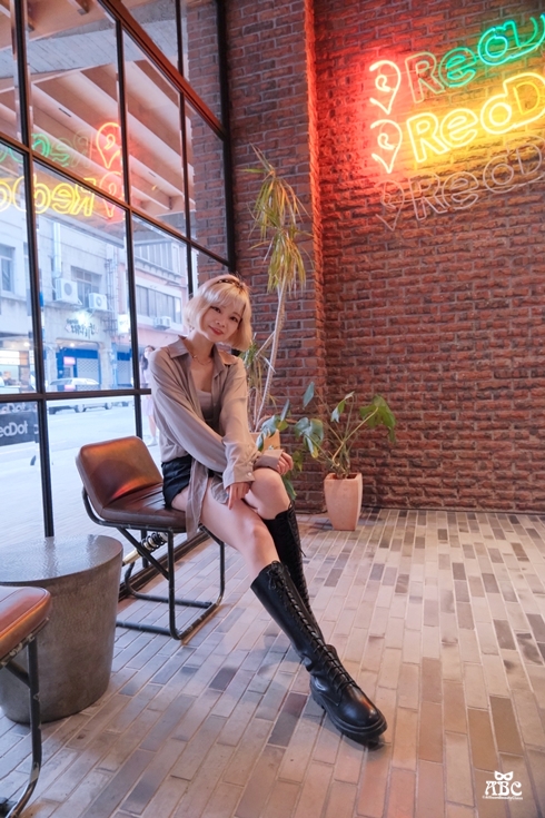 紅點文旅|台中住宿推薦|台中旅遊飯店停車位|溜滑梯|文青旅店|中華路夜市