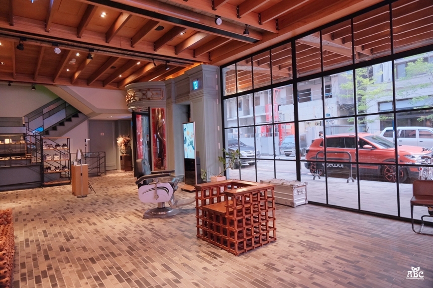 紅點文旅|台中住宿推薦|台中旅遊飯店停車位|溜滑梯|文青旅店|中華路夜市