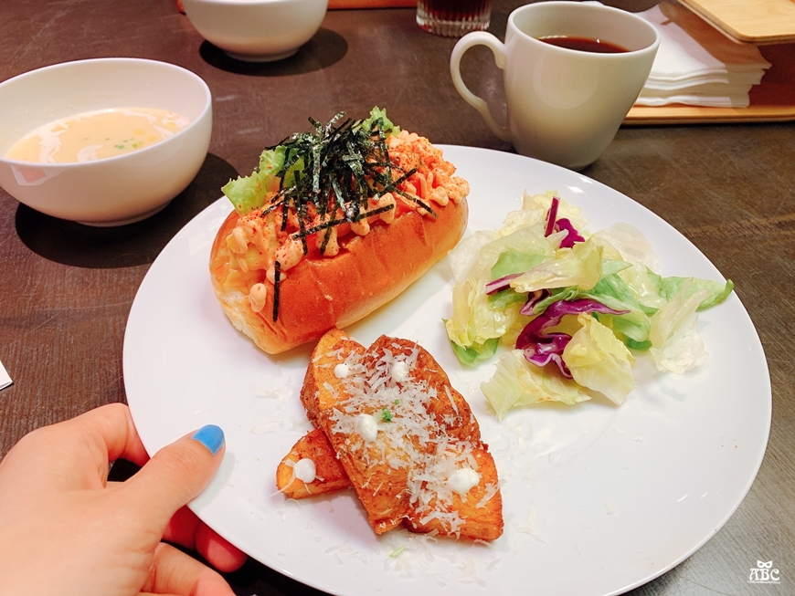 紅點文旅|台中住宿推薦|台中旅遊飯店停車位|溜滑梯|文青旅店|中華路夜市