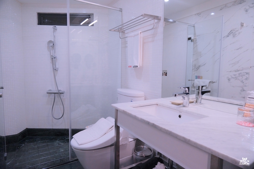 紅點文旅|台中住宿推薦|台中旅遊飯店停車位|溜滑梯|文青旅店|中華路夜市