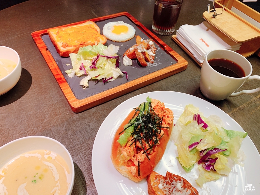 紅點文旅|台中住宿推薦|台中旅遊飯店停車位|溜滑梯|文青旅店|中華路夜市