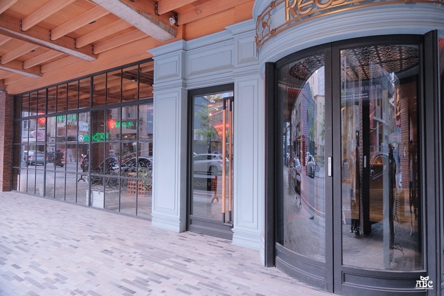 紅點文旅|台中住宿推薦|台中旅遊飯店停車位|溜滑梯|文青旅店|中華路夜市