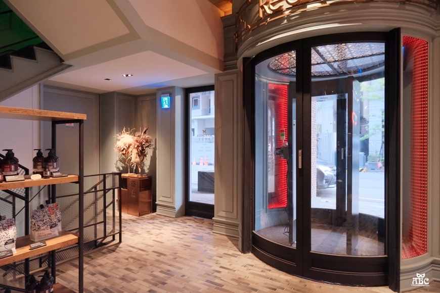 紅點文旅|台中住宿推薦|台中旅遊飯店停車位|溜滑梯|文青旅店|中華路夜市