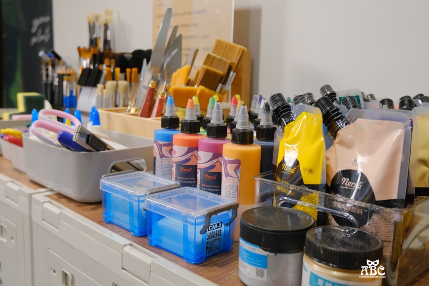 CUTE創藝空間|苗栗手作DIY景點|泡泡瑪特盲盒微景觀|壓克力石英砂機理畫|自助畫室|手作課程
