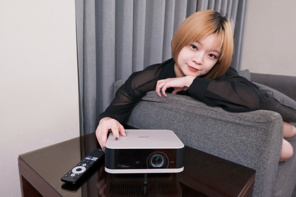 EPSON投影機EF61自由視移動劇院開箱|EPSON評價