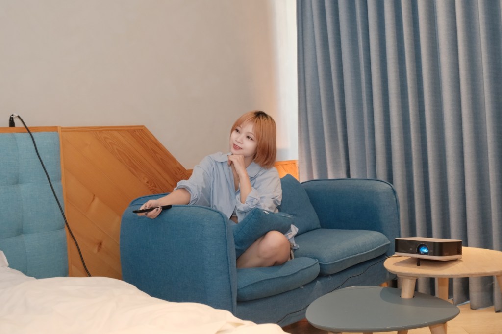 EPSON投影機EF61自由視移動劇院開箱|EPSON評價