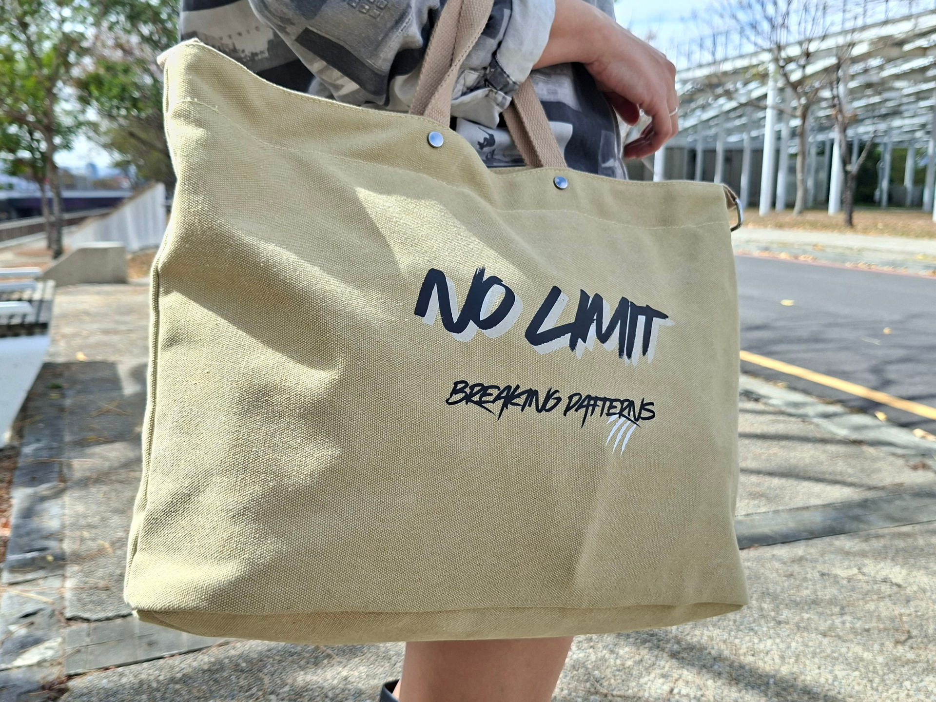 【原創】藝術印畫帆布大包肩揹手提兩用卡其色|帆布包|出遊旅行包包|大包|男生包包|大容量包包|送禮|文創|藝術