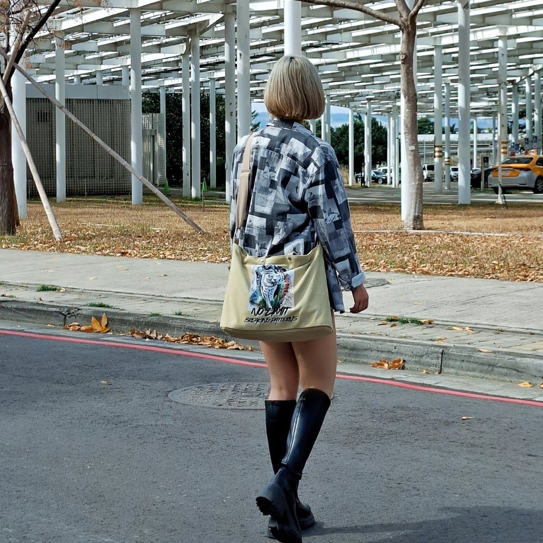 【原創】藝術印畫帆布大包肩揹手提兩用卡其色|帆布包|出遊旅行包包|大包|男生包包|大容量包包|送禮|文創|藝術