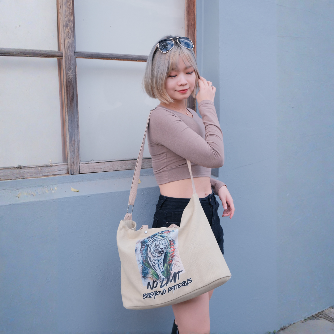 【原創】藝術印畫帆布大包肩揹手提兩用卡其色|帆布包|出遊旅行包包|大包|男生包包|大容量包包|送禮|文創|藝術