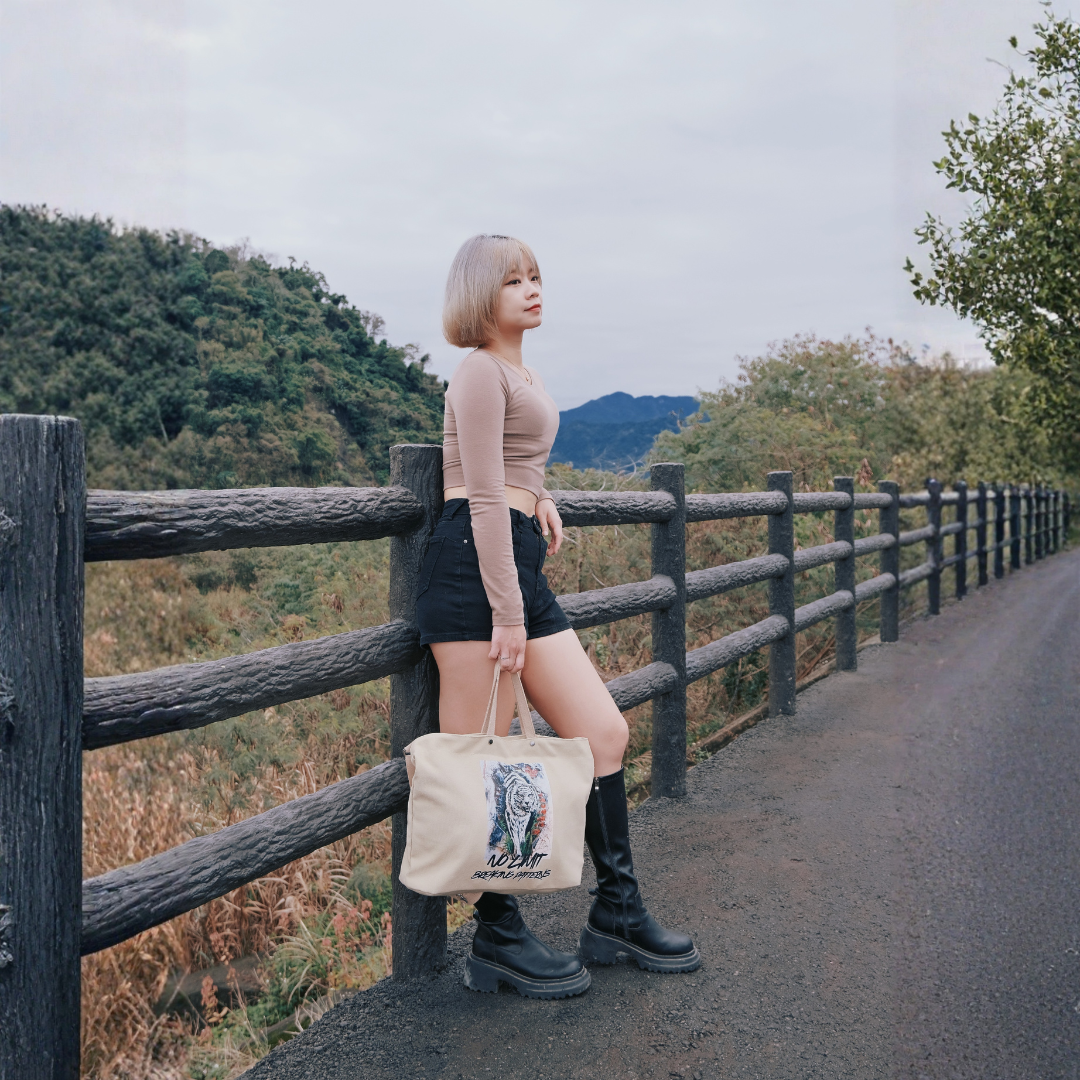 【原創】藝術印畫帆布大包肩揹手提兩用卡其色|帆布包|出遊旅行包包|大包|男生包包|大容量包包|送禮|文創|藝術