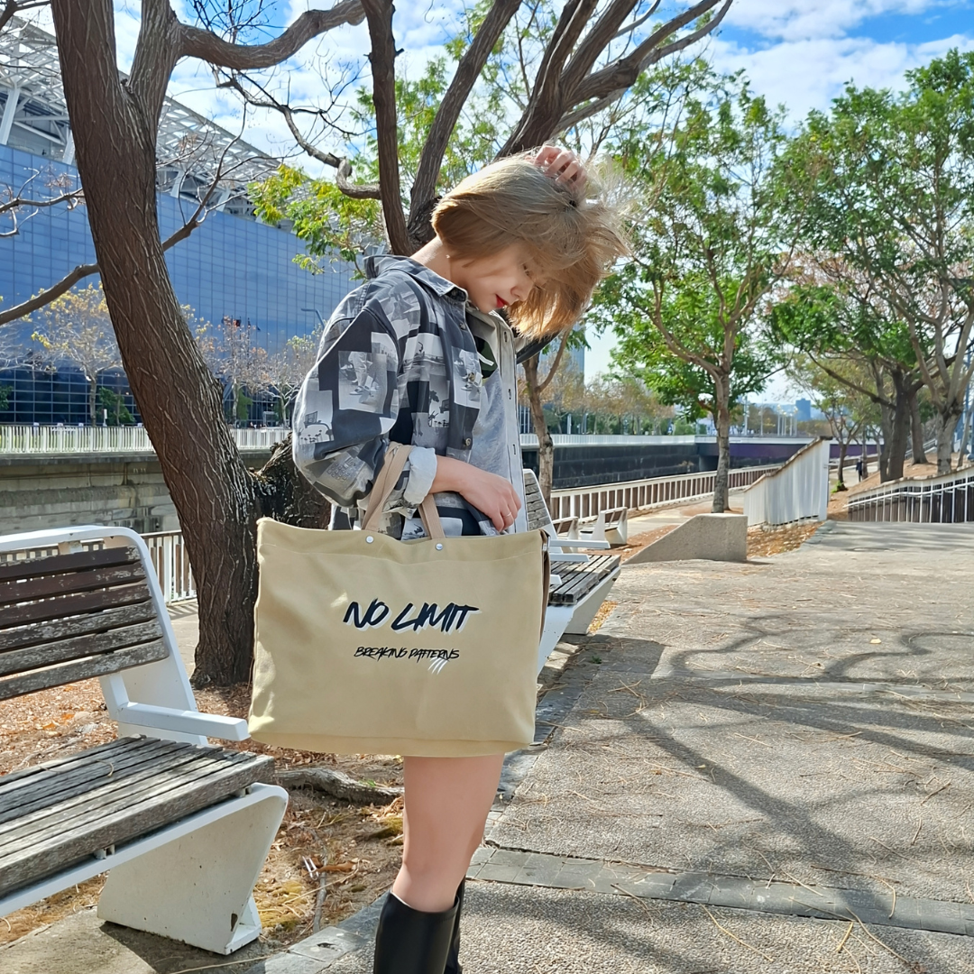 【原創】藝術印畫帆布大包肩揹手提兩用卡其色|帆布包|出遊旅行包包|大包|男生包包|大容量包包|送禮|文創|藝術